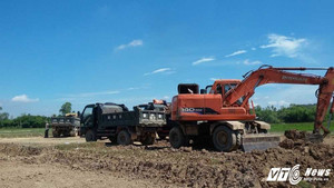 Hàng chục xe tải ầm ầm múc đất ruộng chở thẳng về nhà máy gạch