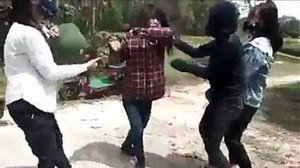 Nhóm nữ sinh đánh bạn rồi tung clip lên mạng bị đuổi học, phạt 18 triệu đồng