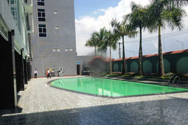 Bé trai 9 tuổi chết đuối khi học bơi ở khách sạn