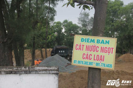 Doanh nghiệp ngang nhiên treo biển bán cát trong Hạt quản lý đường bộ