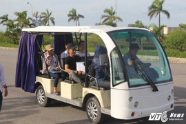 Chùm ảnh: Thí sinh đến phòng thi trên xe điện đặc biệt