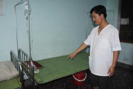 Thầy giáo xông vào trạm y tế đập phá tài sản, đánh người trọng thương