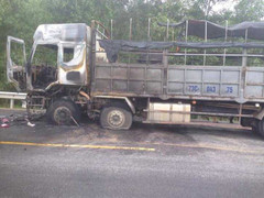 Xe tải va chạm xe máy, cả hai bốc cháy dữ dội trên quốc lộ