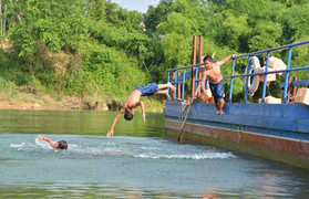 Lao xuống cứu bạn, 2 học sinh Hà Nội bị nước cuốn mất tích