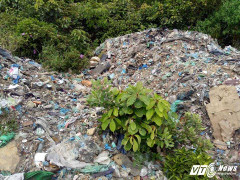 Di dời toàn bộ số rác thải có chữ Trung Quốc đổ trong rừng