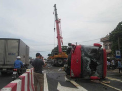 Xe khách va chạm xe máy khiến 8 người thương vong