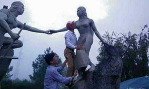 Cán bộ huyện 'sàm sỡ' tượng nàng Biang trong lúc đi du lịch