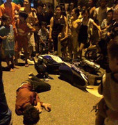 Giật điện thoại Iphone 6, tên cướp bị cô gái quật ngã giữa đường