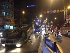 Ôtô lật ngửa, bốc cháy dữ dội trên cầu vượt giữa Thủ đô