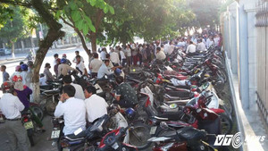 Hàng ngàn người xếp hàng dự phiên tòa xử nữ thủ quỹ tham ô 1 tỷ đồng