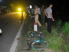 Xe máy ủi bay cột mốc rồi tông vào xe đạp, 2 người chết thảm