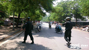 Cảnh sát cơ động truy quét quái xế không mũ bảo hiểm trên phố Hà Nội