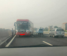 Hai xe khách phóng ngược chiều vun vút trên cao tốc Hà Nội – Hải Phòng