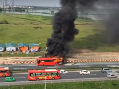 Xe khách bốc cháy ngùn ngụt trên cao tốc Pháp Vân – Cầu Giẽ