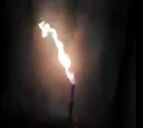 Dòng khí bay lên từ giếng khoan, châm lửa đốt bốc cháy ngùn ngụt