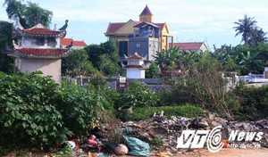 Ớn lạnh cả làng 'sống chung' với người chết