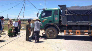 Nữ sinh đi xe đạp bị xe tải cán chết thương tâm