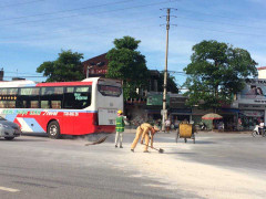 3 chiến sỹ CSGT 'đội nắng' cặm cụi dọn vật liệu rơi vãi trên đường