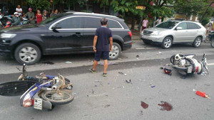 Xe máy đi ngược chiều trên đại lộ Thăng Long tông 3 người nhập viện