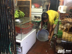 Bão số 3 gây mưa như trút, người Hà Nội hì hục tát nước chạy ngập