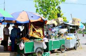 Bắt quả tang cán bộ trật tự nhận tiền bảo kê bán hàng rong