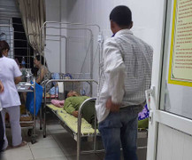 Trưởng công an xã dùng súng cao su bắn vào lưỡi tự sát