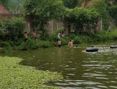 Dạy con gái tập bơi, hai bố con tử vong