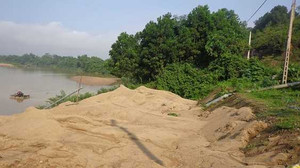 Truy bắt 'cát tặc', một công an viên bị đánh gãy chân