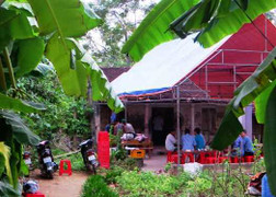 Cha nằm chết bên cạnh con trai dính nhiều máu