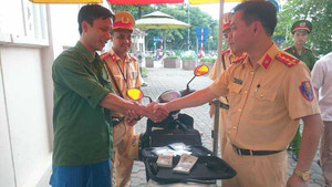 CSGT Hà Nội trả lại 70 triệu đồng nhặt được cho người đi đường