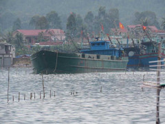 Tàu hàng ngang nhiên đổ trộm chất thải trái phép xuống biển