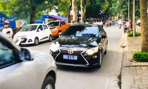 Xe biển xanh chạy lấn làn bị ô tô ép lùi hàng chục mét