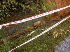 Hoảng hồn thấy quả bom nặng 150 kg nguyên kíp nổ bên đường