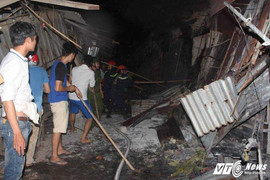 Cháy chợ lớn nhất huyện miền núi Hà Tĩnh: Hơn 130 ki ốt bị thiêu rụi hoàn toàn.