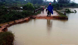 Nhiều tuyến đường ở Hà Tĩnh vẫn chìm trong nước lớn