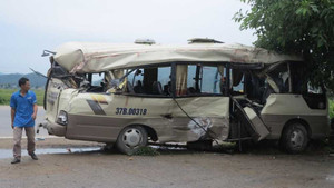 Xe khách phóng tốc độ cao tông xe container, 7 người bị thương