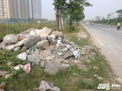 Ảnh: Rác thải tràn ngập trên đại lộ nghìn tỷ ở Hà Nội
