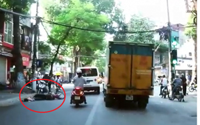 Xe cứu thương lấn làn, luồn lách tông lái xe máy bất tỉnh ở Hà Nội
