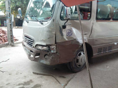 Hoảng hồn bé trai 13 tuổi lái xe khách gây tai nạn liên hoàn