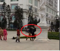 Phẫn nộ nam thanh niên đánh bạn gái tới tấp giữa chốn đông người