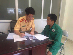 Triệu tập tài xế xe chở rác phóng ngược chiều trên cầu vượt giữa Thủ đô