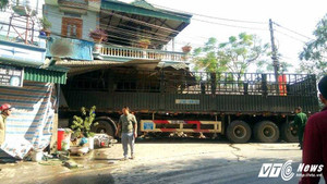 Xe tải tông thẳng nhà dân, 2 người phụ nữ chết thảm