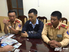 CSGT Hà Nội trả lại 15 triệu đồng cho người đánh rơi