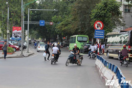 ‘Quái xế’ đầu trần nghênh ngang đi ngược chiều trước mặt CSGT