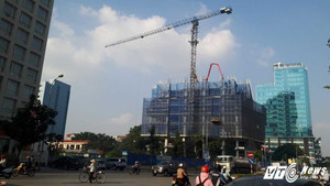 Hiểm họa từ những 'cánh tay sắt' lơ lửng trên đầu người dân Thủ đô