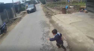 Bé trai sang đường bất cẩn thoát chết kỳ diệu