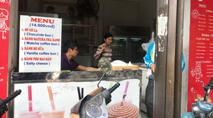 Nhân viên tiệm bánh ăn bớt tiền của du khách Ấn Độ khiến dân mạng bức xúc