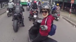 Cô gái chặn đầu xe mô tô, mắng tài xế 'chạy xe phải có não'