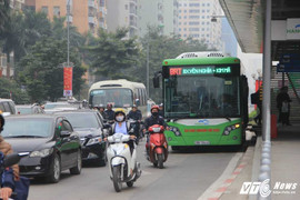 Bất chấp lao vào đường xe buýt nhanh, nhiều người tự nhận vô văn hóa, vô giáo dục