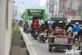 Ảnh: CSGT vất vả dẹp đường cho xe buýt nhanh Hà Nội